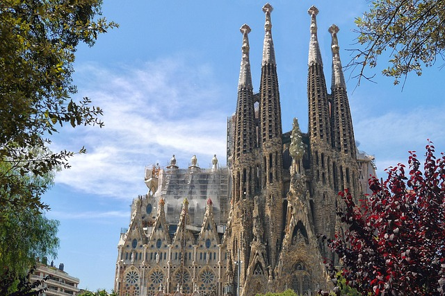 Sagrada Família in Barcelona mit ihren hohen Türmen und kunstvollen Fassaden unter blauem Himmel – Meisterwerk von Antoni Gaudí und Symbol der Stadt.