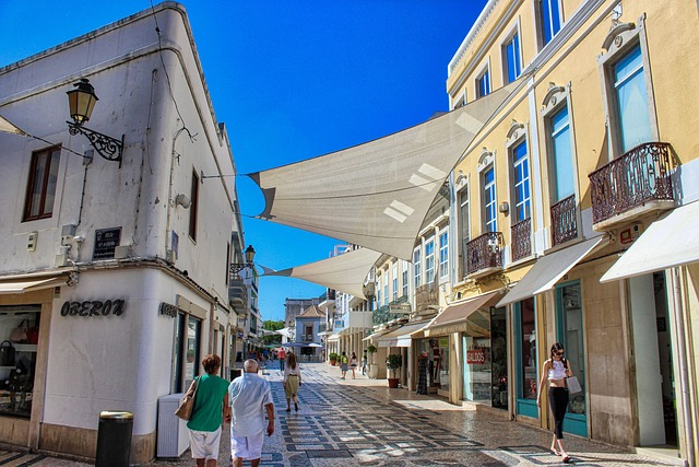 Sanfter blauer Farbverlauf, der Himmel und Meer symbolisiert – ruhige, klare Atmosphäre passend zur Küstenstadt Faro in Portugal.