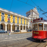 Lissabon – historische Straßenbahn vor der Praça do Comércio Lissabon – historische Straßenbahn vor der Praça do Comércio