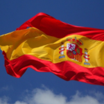 Spanien – Flagge im Wind über blauem Himmel Spanien – Flagge im Wind über blauem Himmel