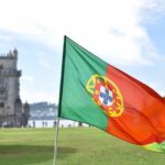 Portugal – Flagge vor dem Belém‑Turm in Lissabon Portugal – Flagge vor dem Belém‑Turm in Lissabon