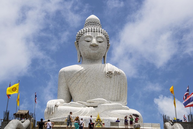 Phuket Große weiße Buddha‑Statue auf dem Nakkerd‑Hügel in Phuket mit Besuchern und blauem Himme