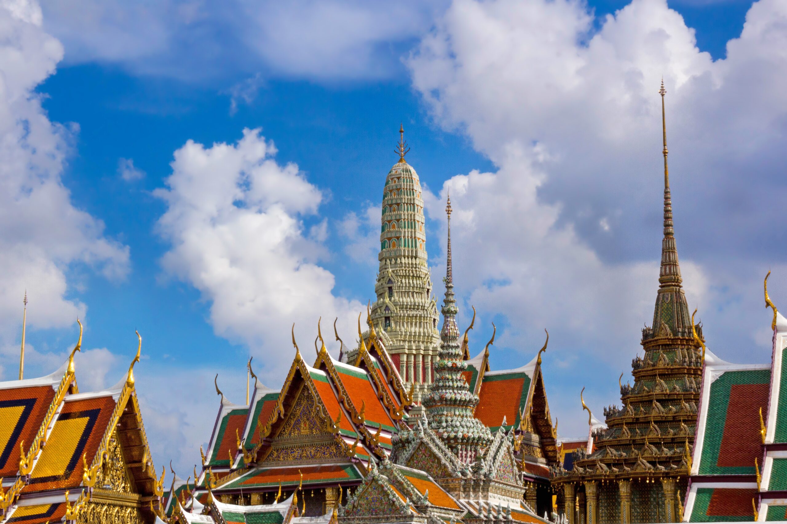 Thailand – Tempelanlage in Bangkok Tempelanlage in Bangkok mit goldenen Dächern bei Sonnenuntergang