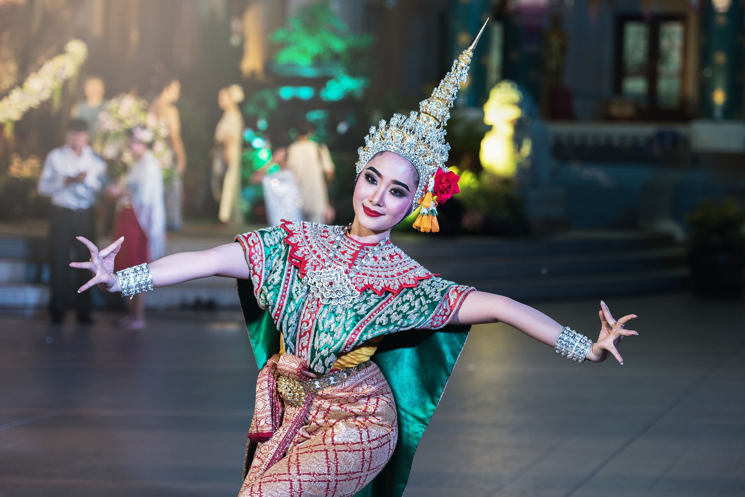 Thailändische Tänzerin in farbenprächtigem Kostüm bei einer traditionellen Aufführung im Freien